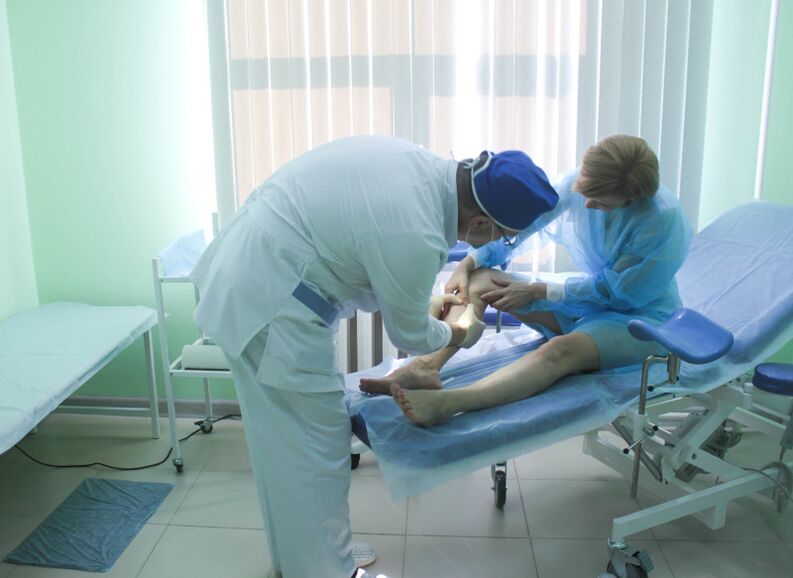 Ένας χειρουργός εξετάζει τις φλέβες ενός ασθενούς πριν από τη χειρουργική επέμβαση.
